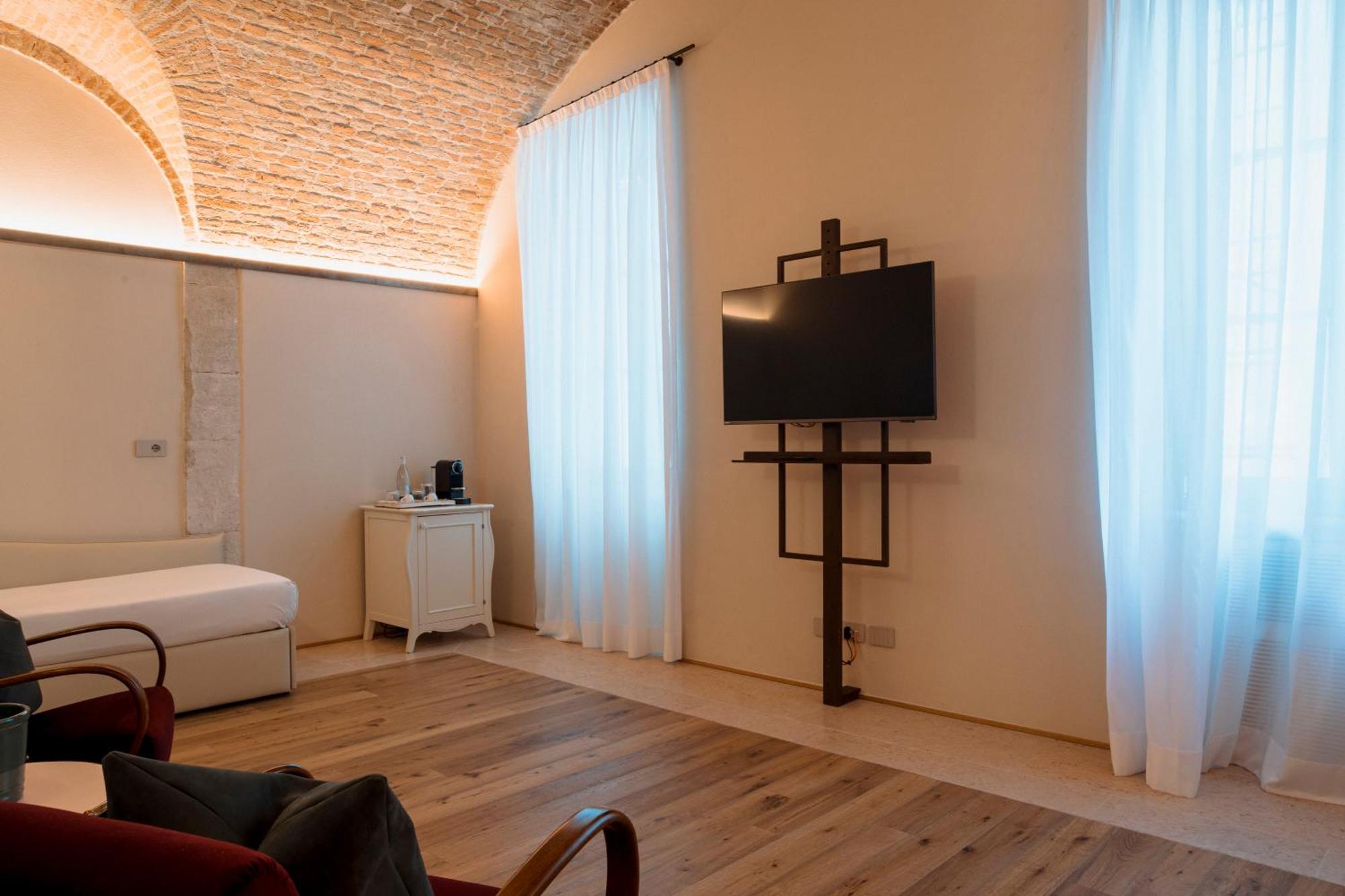 Pavillon Suite & Apartments Пескиера дел Гарда Екстериор снимка